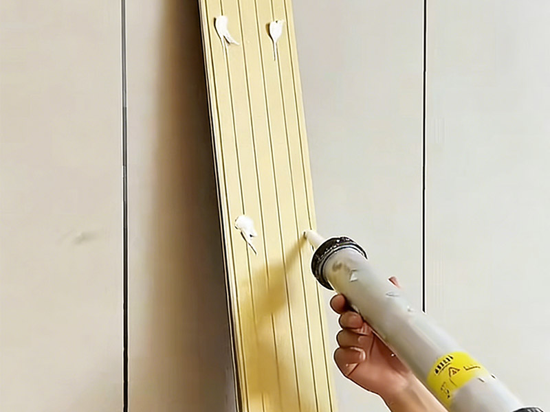 使用粘合剂安装墙板