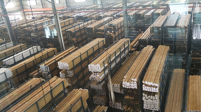 PVC 墙板、踢脚线和地板配件 - 中国制造