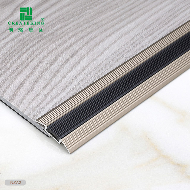 4.95x33mm 铝质防滑门槛条，带橡胶嵌件